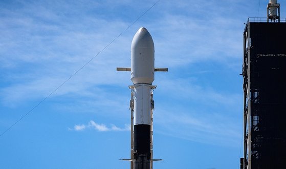 ８日午前（日本時間）、軍事偵察衛星２号機が米国民間宇宙企業スペースＸの「ファルコン９」ロケットに搭載され、米フロリダ州ケネディスペースセンター発射場で打ち上げを控えている。　［写真　国防部提供］