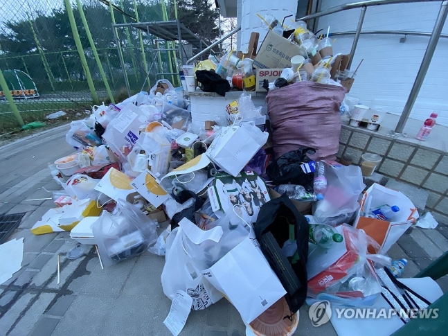 ごみでいっぱいの韓国の花見名所。［写真　聯合ニュース］