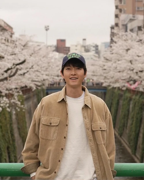 日本で桜の木の下で写真を撮っている俳優ソン・ジュンギ。［写真　ソン・ジュンギＳＮＳ］