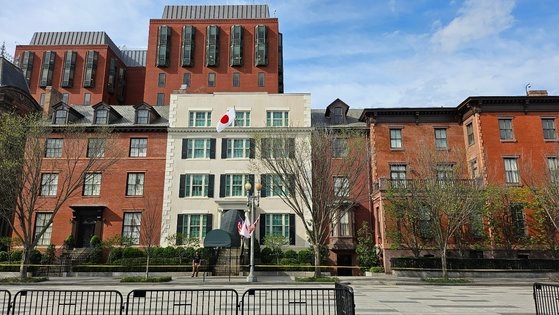 ８日午後、岸田文雄首相が米国を国賓訪問した。ホワイトハウスはこの日ホワイトハウスの壁面に超大型の星条旗と日章旗を並べて掲げ、岸田首相が滞在するブレアハウスに日章旗を掲揚した。カン・テファ特派員