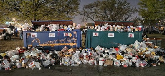 夜間に漢江（ハンガン）公園に捨てられたゴミ。一日に最大２５トンのゴミが発生する。　［写真　ソウル市］