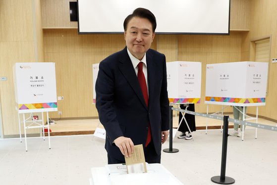 第２２代国会議員選挙の期日前投票が始まった５日、釜山江西区（カンソグ）行政福祉センター事前投票所で投票した尹錫悦（ユン・ソクヨル）大統領　［大統領室通信写真記者団］