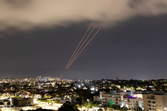 イスラエルの迎撃ミサイルが、イランが発射したドローンとミサイルに向かって飛んでいく場面。［写真　ロイター＝聯合ニュース］