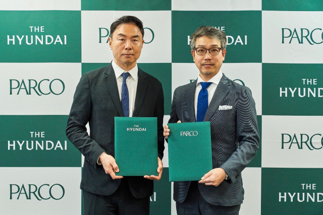 現代百貨店のチョン・ジヨン社長（左）とパルコの川瀬賢二社長が９日、東京のパルコ本社で韓国のファッションブランドやコンテンツを日本現地で紹介するポップアップストアの運営に協力する基本合意を締結した後、合意書を見せている。［写真　現代百貨店］