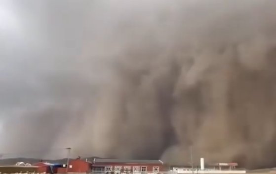 １３日に中国新疆ウイグル自治区哈密市を襲った砂嵐。［Ｘ（旧ツイッター）　キャプチャー］