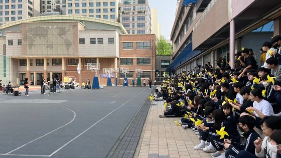 １６日、セウォル号惨事から１０年を迎えてソウル九老区（クログ）の永林（ヨンリム）中学校の生徒が追悼文化祭を進めている。チャン・ソユン記者