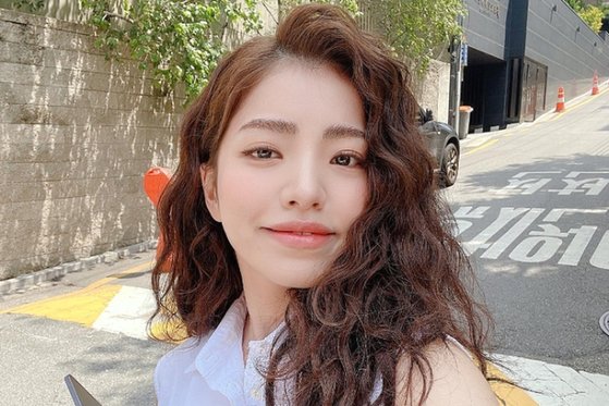 ミュージカル女優キム・ファンヒがミュージカルの楽屋で隠しカメラを発見し、警察に通報した。［写真　キム・ファンヒのインスタグラム］