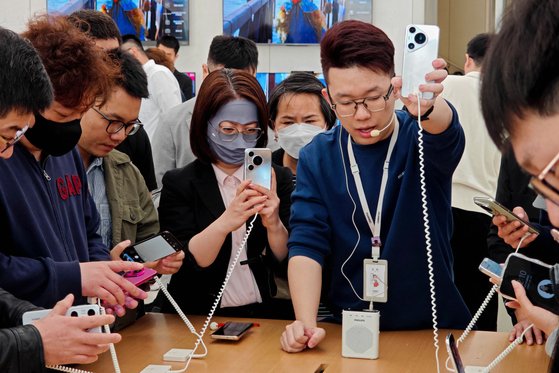 新作スマートフォンが発売された上海のファーウェイ店舗。［写真　ＡＦＰ＝聯合ニュース］