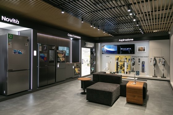 イタリアの家電量販店メディアワールドのチェルトサ店に設けられたサムスン電子のコーナー。［写真　サムスン電子］