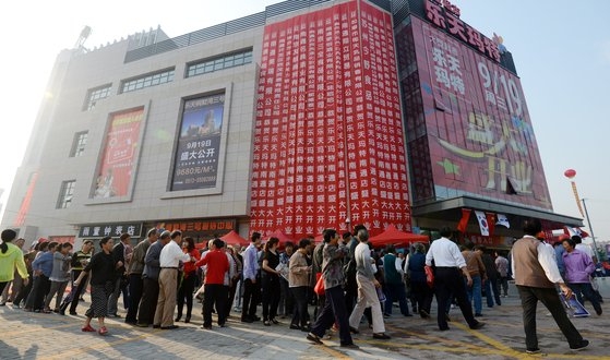 中国の経営が順調だったロッテマートは、ＴＨＡＡＤ（高高度防衛ミサイル）配置以降、中国の経済報復で最も大きな被害を受けた。経済報復以前に大きな人気を呼んだ中国内ロッテマートの様子。中国はこのような被害を受けるのではないか恐れる韓国の恐怖を影響力工作の道具として利用している。中央フォト