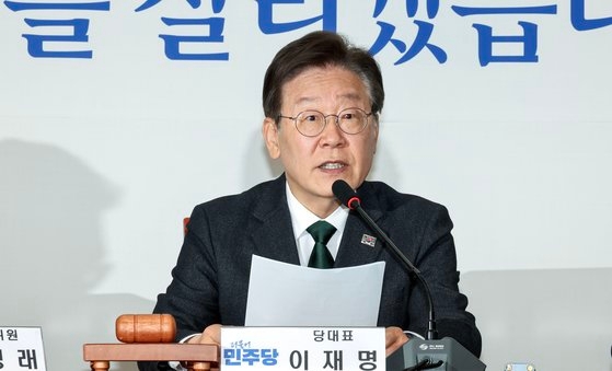 「共に民主党」の李在明代表が２４日午前に国会で開かれた最高委員会議に参加し発言している。キム・ソンリョン記者