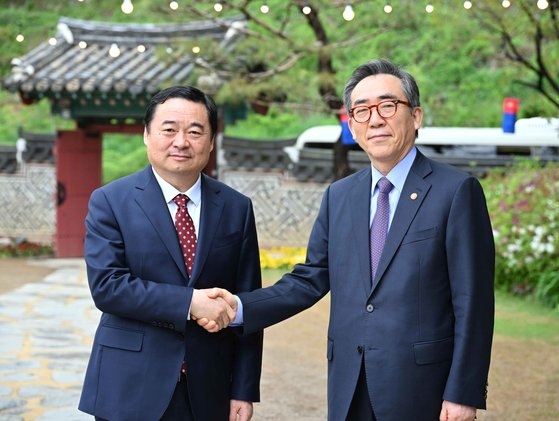 趙兌烈（チョ・テヨル）外交長官が２４日、訪韓中の中国遼寧省トップ、郝鵬・省共産党委員会書記と昼食会を開き、韓国・遼寧省間の実質協力増進について意見を交換した。　外交部