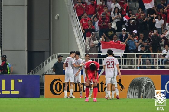  うなだれる韓国サッカー選手と喜ぶインドネシア選手　［写真　大韓サッカー協会］