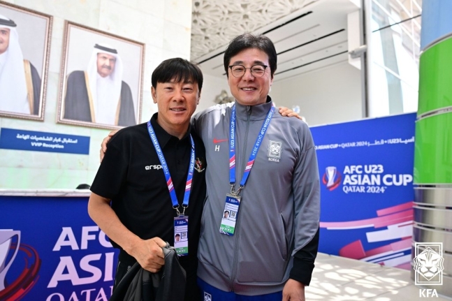 Ｕ－２３韓国代表の黄善洪（ファン・ソンホン）監督は２４日（現地時間）、カタール・ドーハＵ－２３アジアカップ準々決勝の前、インドネシア代表の申台龍（シン・テヨン）監督と記念撮影をした。　［写真　大韓サッカー協会］