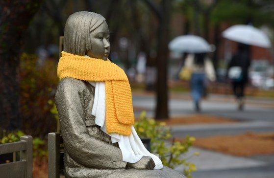 昨年１２月１５日午後、大田（テジョン）ボラメ公園に設置された「平和の少女像」にマフラーが巻かれている。　キム・ソンテ記者