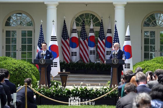 尹錫悦大統領とバイデン米国大統領が昨年４月２６日にワシントンのホワイトハウスで韓米首脳会談共同記者会見をしている。［写真　韓国大統領室］