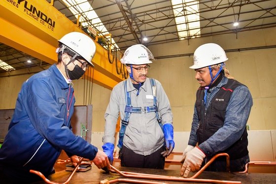蔚山のＨＤ現代重工業で外国人労働者と韓国人労働者が働いている。