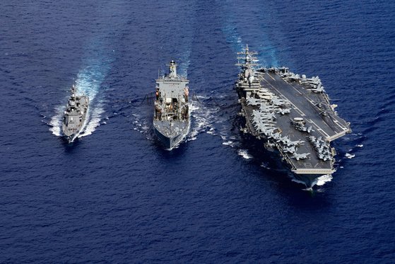 米国と日本は２０２０年８月１５－１８日、東シナ海で空中・海上実動連合訓練を実施した。右側は米軍原子力空母「ロナルド・レーガン」。　［海上自衛隊　ツイッター］