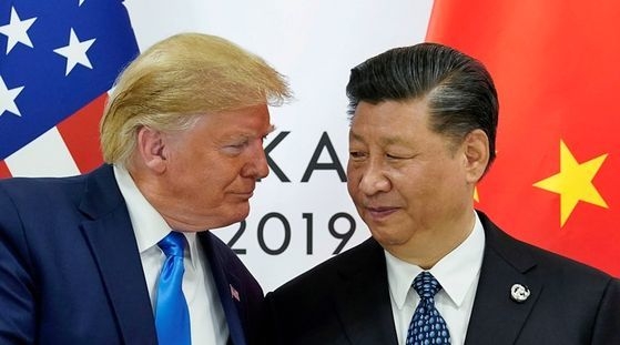 米国のトランプ大統領（左）と中国の習近平国家主席。写真は２０１９年６月２９日、大阪で開かれた主要２０カ国・地域（Ｇ２０）首脳会議（サミット）で会った時の様子。中央フォト