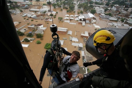 ブラジル洪水被害の救助現場。［写真　ロイター＝聯合ニュース］