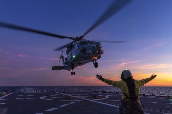 オーストラリアのヘリコプター「シーホーク」が着陸する様子［写真　ＡＰ＝聯合ニュース］