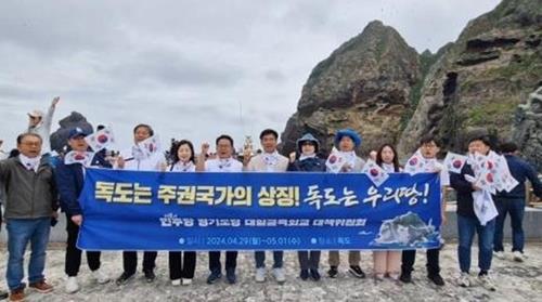 韓国野党「共に民主党」京畿道党対日屈辱外交対策委員会の独島守護団１７人は先月３０日独島を訪れて日本の独島領有権主張を糾弾した。
