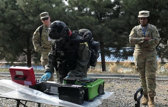 昨年６月、ソウル郊外で国軍化学・生物・放射線防護司令部が米軍第１地域医学研究所と共に化学兵器訓練をしている。　米インド太平洋司令部