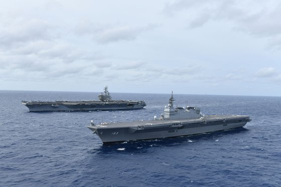 米国海軍の原子力空母「ロナルド・レーガン」（後方）と日本海上自衛隊のヘリコプター護衛艦「いずも」が並んで航海している。［写真　日本海上自衛隊］