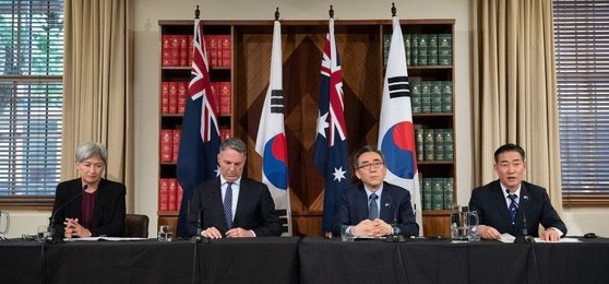 韓国の申源湜（シン・ウォンシク）国防部長官（右端）が１日（現地時間）、オーストラリアのメルボルンで趙兌烈（チョ・テヨル）外交部長官（右から２人目）および豪外相・国防相と共に記者会見をしている。　［写真　国防部］