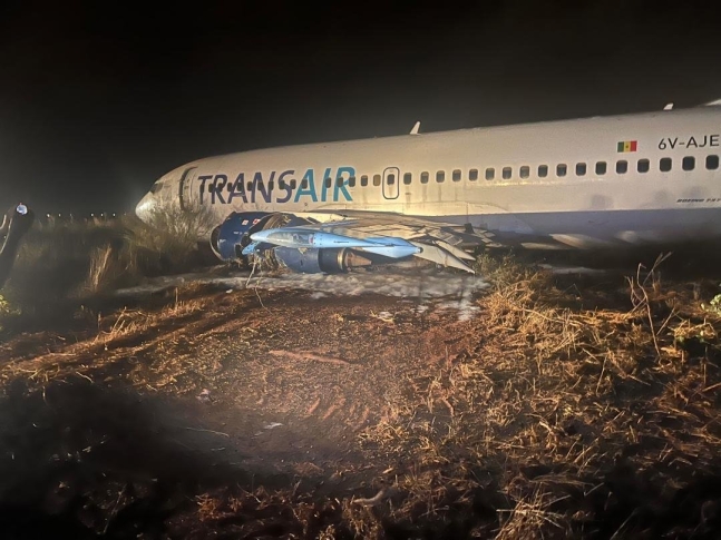 セネガルで離陸中に滑走路で横滑りしたボーイング旅客機。［写真　Ｘキャプチャー］