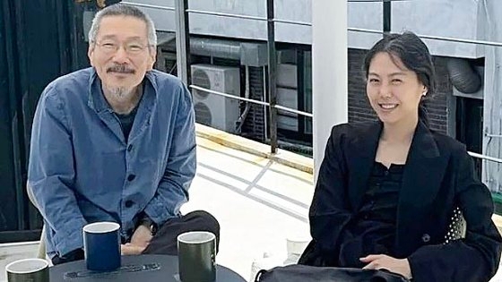 ホン・サンス監督（左）、女優キム・ミニ［オンラインコミュニティ　キャプチャー］