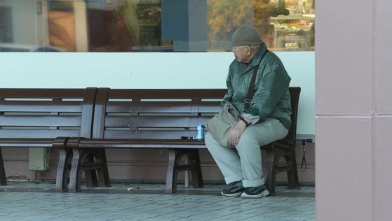 写真は埼玉県鳩山町の鳩山ニュータウンで時間を過ごす高齢者の様子。シン・インソプ記者