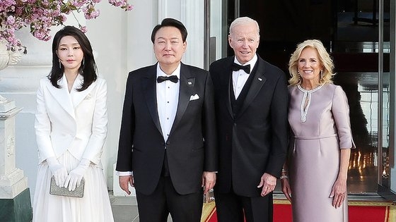 去年、米国を国賓訪問した尹錫悦大統領がワシントンＤ．Ｃ．ホワイトハウスで開かれた韓米首脳国賓晩餐会に入場し、バイデン大統領夫妻と記念撮影を行っている。［写真　大統領室写真記者団］