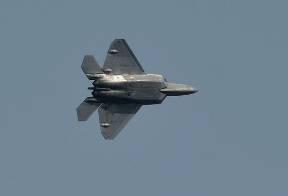 世界最強の米国戦略資産の一つ、Ｆ２２ラプターステルス戦闘機が１５日、韓半島に展開された。Ｆ２２ラプターはこの日、全北群山米空軍基地周辺の西海（ソヘ、黄海）上空で力強く機動しながら作戦を遂行した。　キム・ソンテ記者