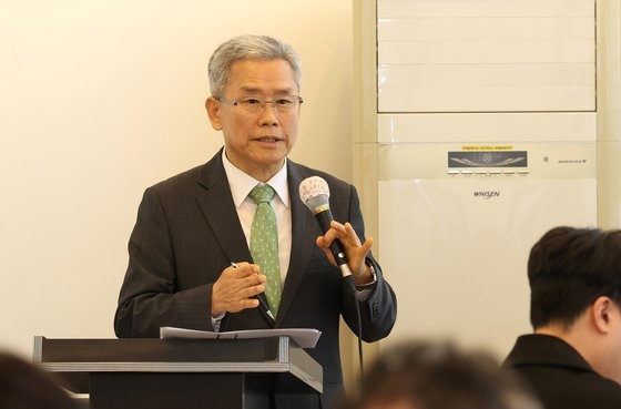 韓国電力公社の金東喆社長が１６日に記者懇談会を行い電気料金引き上げの必要性を説明している。［写真　韓国電力］