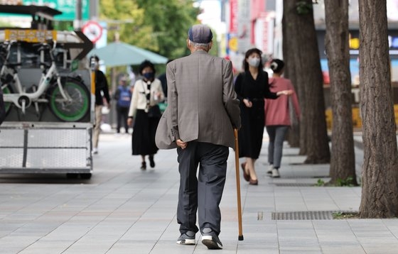  ソウルの鍾路３街駅近くの道で高齢者が杖をついて歩いている。ウ・サンジョ記者