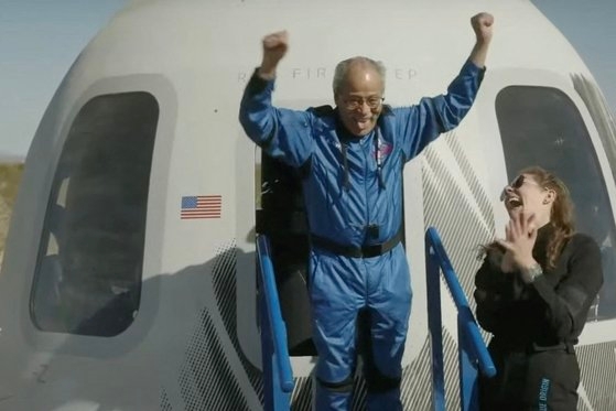 宇宙飛行を終えて歓呼するエド・ドワイト氏　［写真　ＡＦＰ＝聯合ニュース］