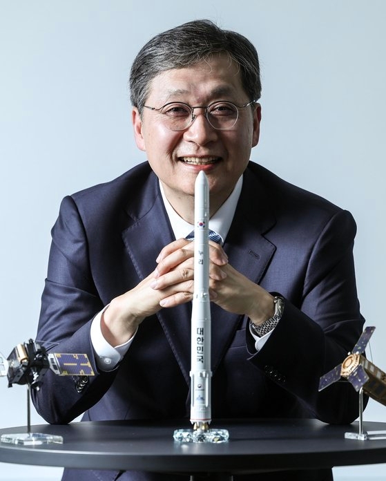 韓国宇宙航空庁初代庁長に内定した尹寧彬（ユン・ヨンビン）氏は韓国宇宙推進体研究分野を代表する研究者だ。ソウル大学で次世代宇宙推進研究センターのセンター長などを務め、先端液体ロケットエンジンについて研究して弟子を育成してきた。キム・ソンリョン記者