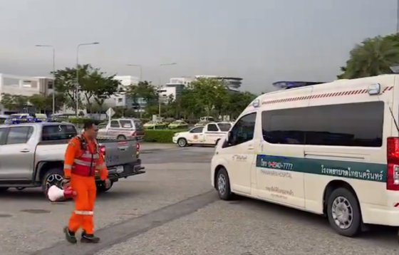 シンガポール航空の旅客機が２１日、乱気流に巻き込まれてタイ・バンコクに緊急着陸し、１人が死亡しけが人が多数発生した。［Ｘ　キャプチャー］