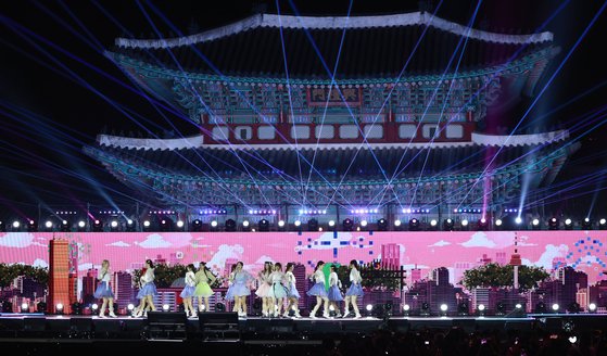 景福宮で公演を披露したガールズグループＮｅｗＪｅａｎｓ［写真　聯合ニュース］