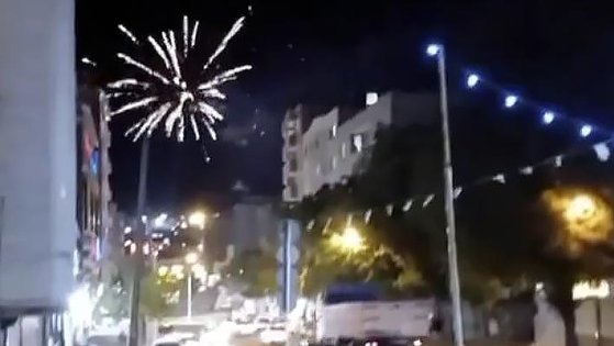 ライシ大統領死亡のニュースにイラン人が２０日、一部の都市で花火を打ち上げて喜んでいる。［Ｘ　キャプチャー］
