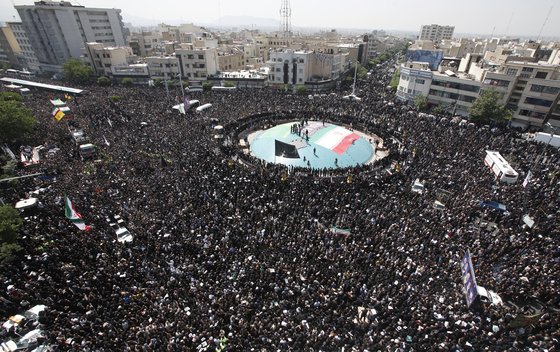 イランのライシ大統領の葬儀に集まったイラン国民［写真　ＡＦＰ＝聯合ニュース］