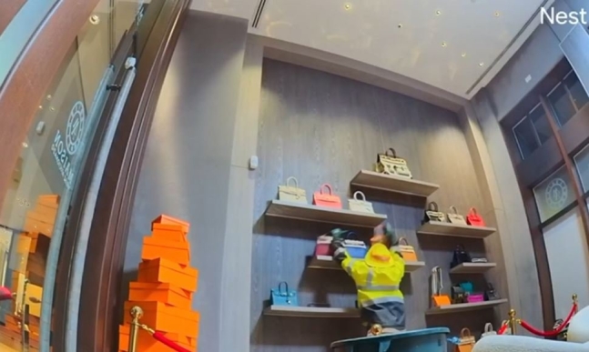 ホテルの売り場からエルメスバッグを一つ残らず盗み出す強盗［ＮＢＣ放送　キャプチャー］