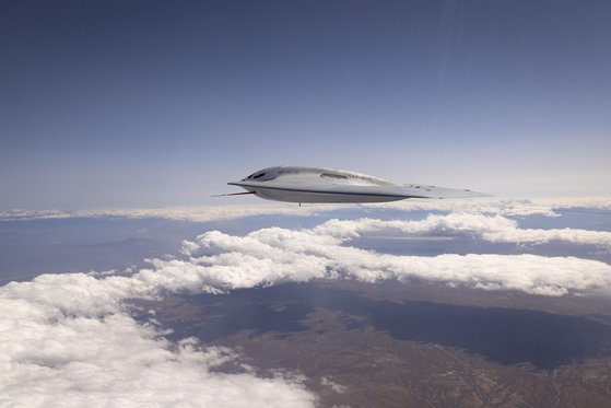 飛行する米空軍の次世代ステルス爆撃機Ｂ－２１　［写真　米空軍］