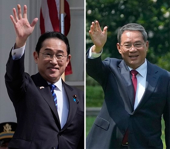 ２６～２７日、韓日中首脳会議に出席する日本の岸田文雄首相（左）と中国の李強首相。［写真　中央フォト］