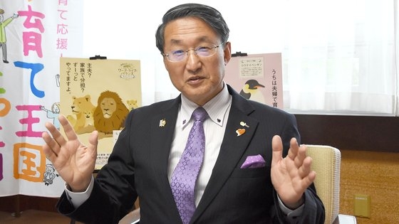 鳥取県庁で５月８日、中央日報のインタビューに応じる平井伸治・鳥取県知事＝大貫智子特派員