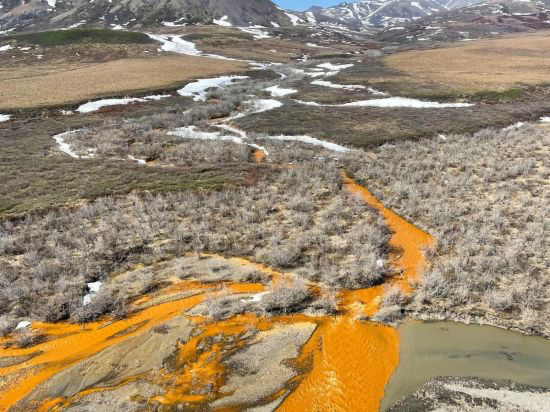 オレンジ色に変化した米国アラスカの河川。［写真　米国地質調査所］