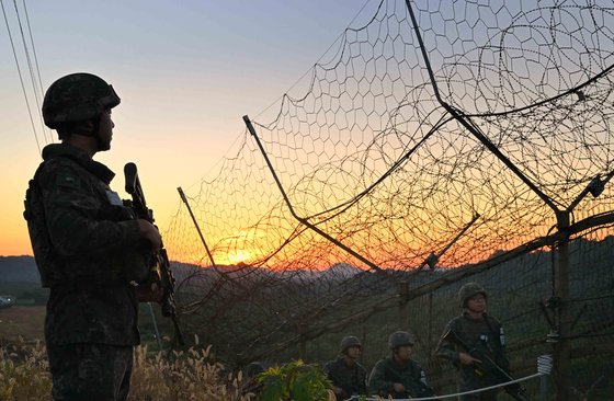 鉄柵に沿って警戒作戦を遂行する陸軍第５師団一般前哨（ＧＯＰ）兵士　［写真　陸軍］