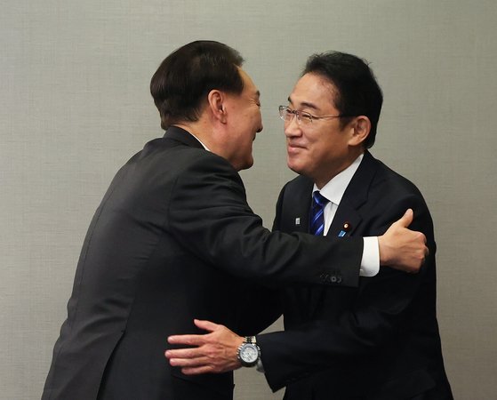 サンフランシスコで開かれた韓日首脳会談で尹錫悦大統領が日本の岸田文雄首相と抱擁する姿、［写真　聯合ニュース］