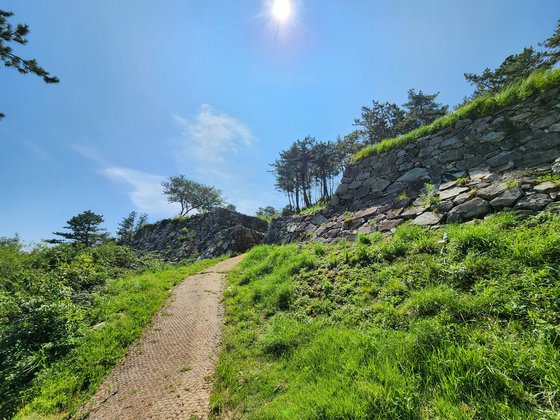 蔚山西生浦倭城入口の「登り石垣」。［写真　キム・ユンホ記者］